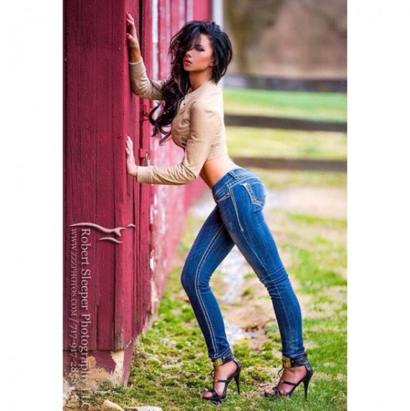 Michelle Levin in jeans in tightening