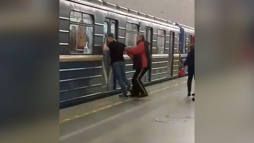 Passengers are breaking into the subway car