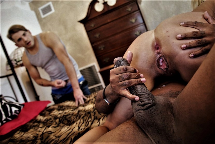 The wife fucks with the Negro Private