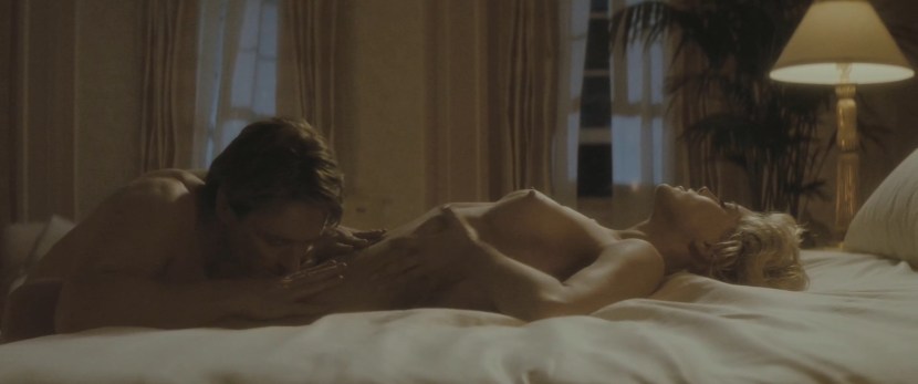 Sharon Stone sunns topless
