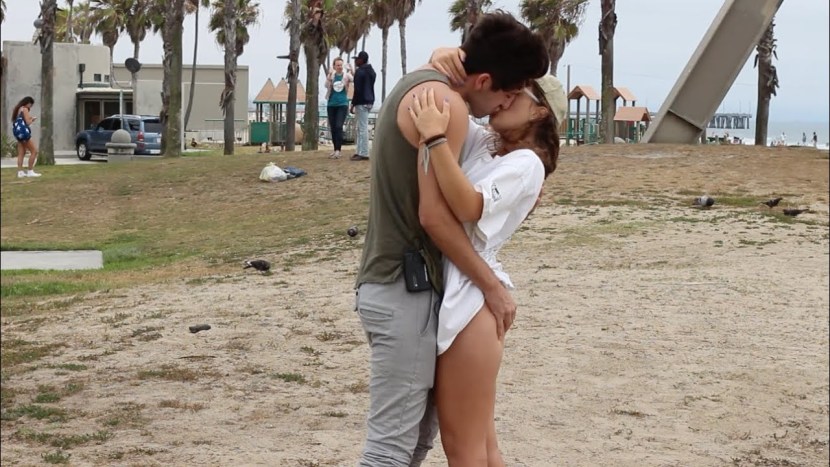 Pagging girls on the beach