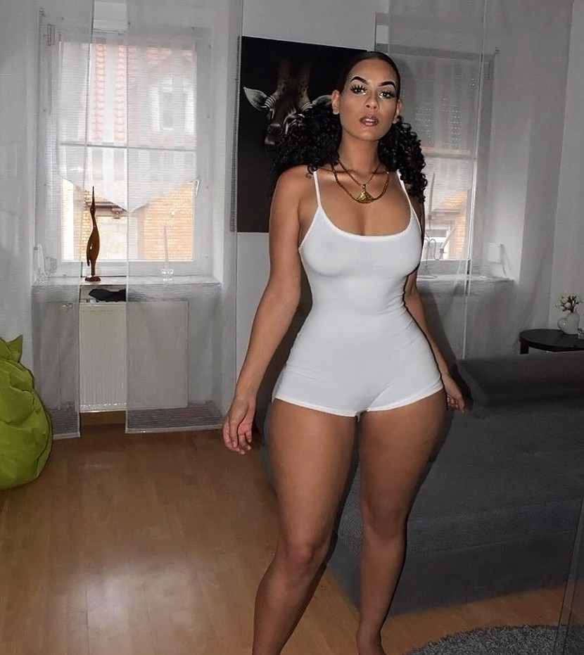 Naked women with wide hips