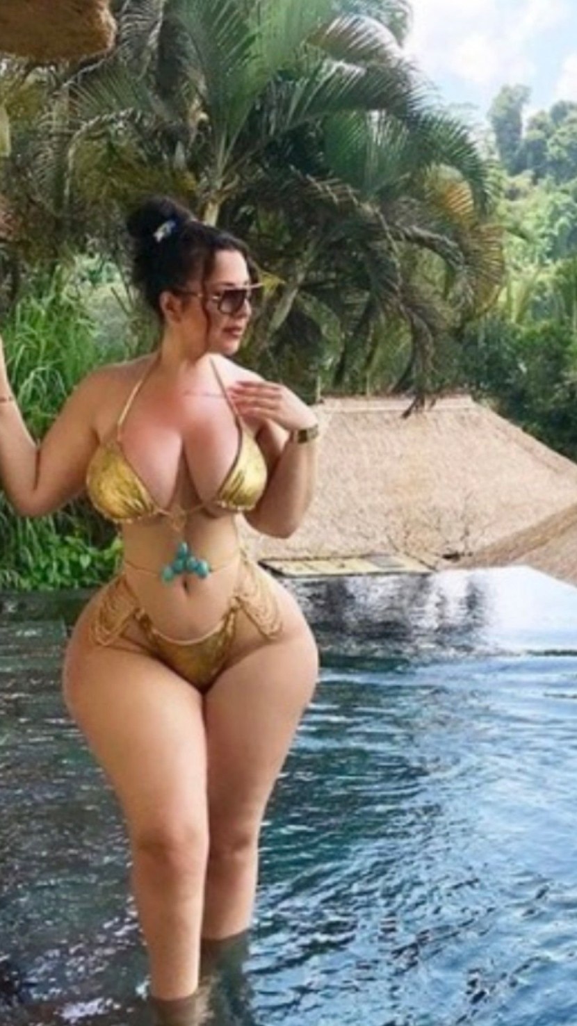 Naked women with big hips