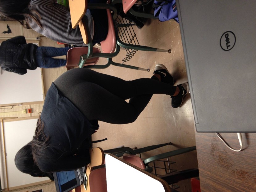 The girl defended himself in the entrance