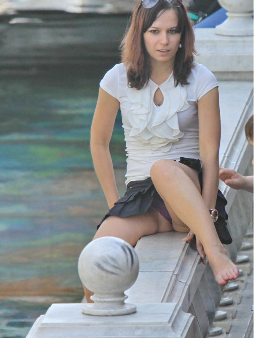 Pantyhots spied under a skirt