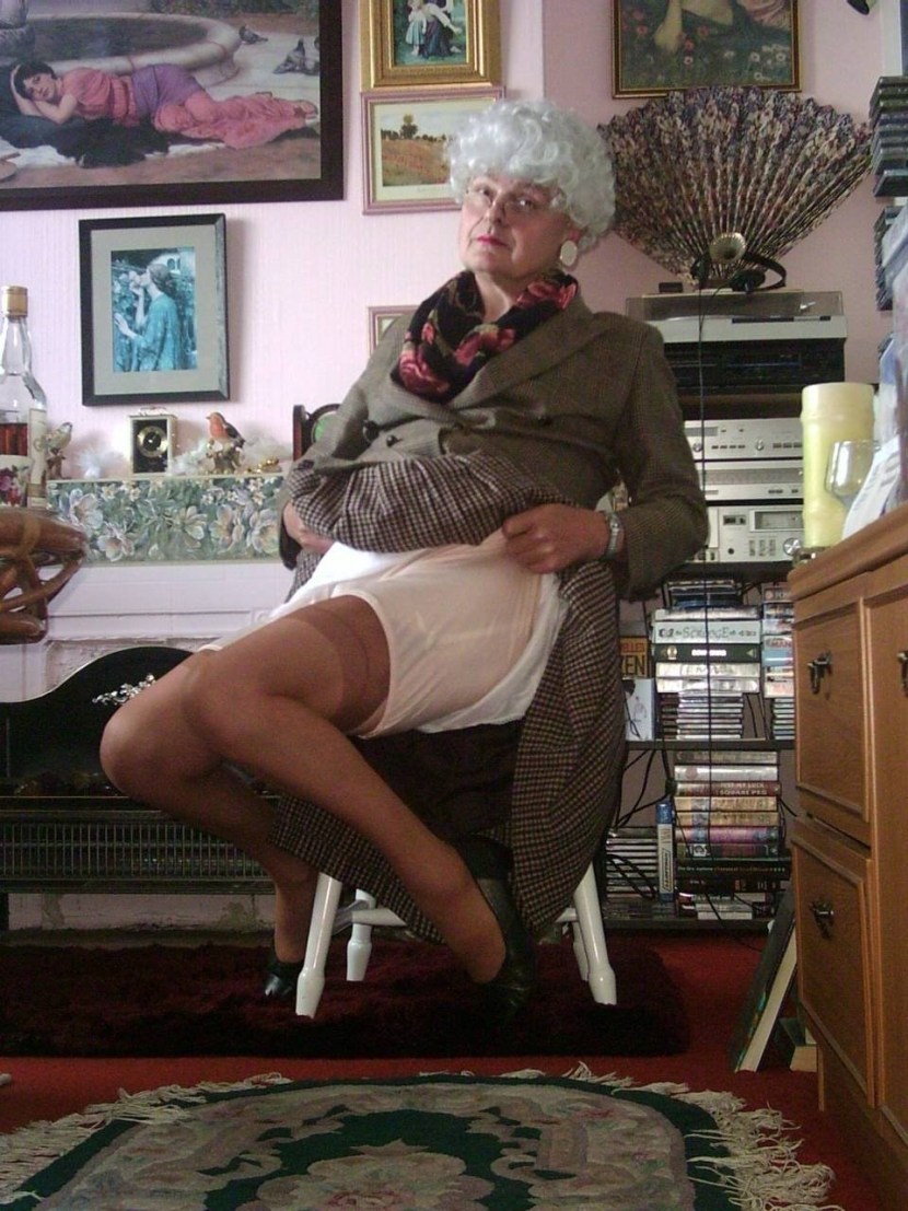 Naked old women in pantalons