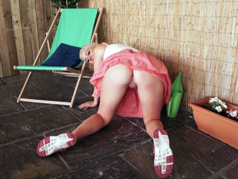 Mature wife removes without panties