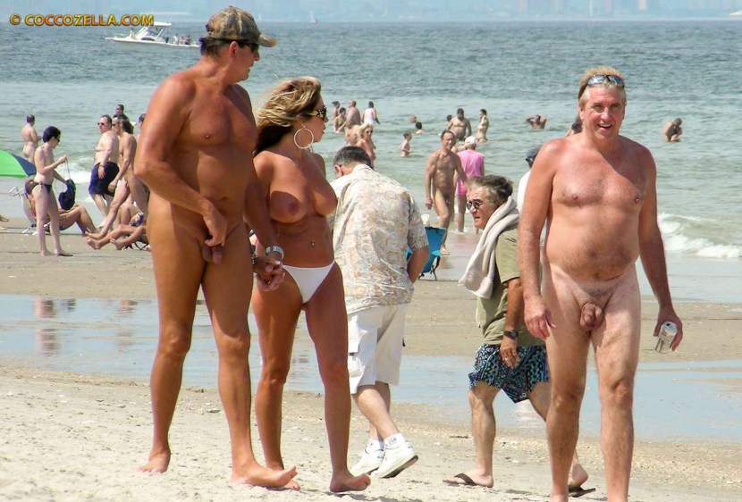Women's exhibitionism on the beach