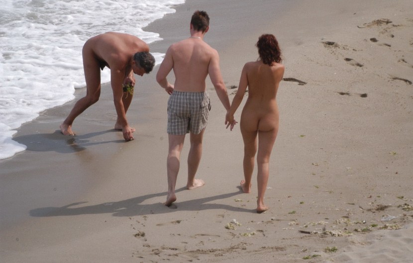 Male exhibitionism on the beach