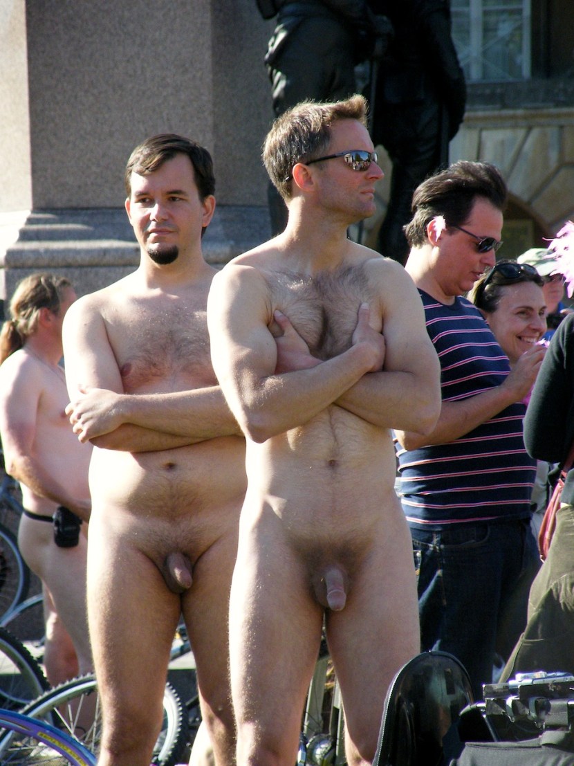 Naked guy without wnbr panties