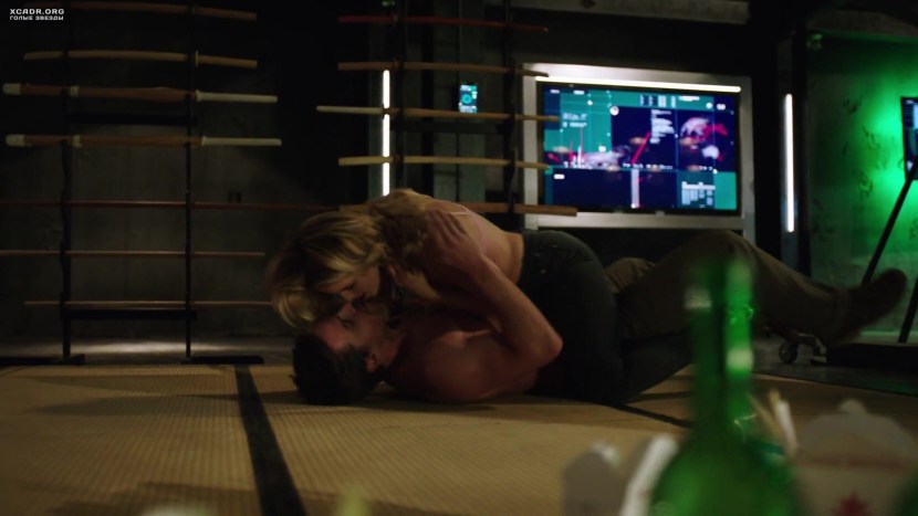 Emily Bett Ricards Strela Sex