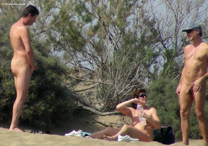 Male exhibitionism in nature