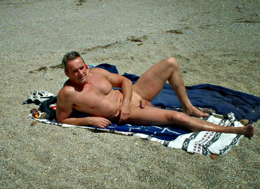 Focre Cumming Many Man on Beach