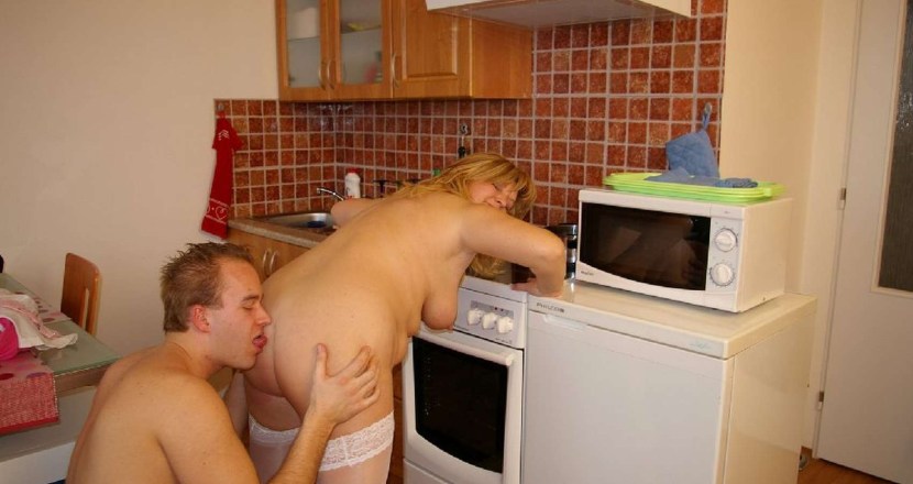 Mature mothers in the kitchen fuck