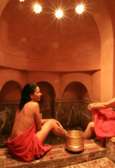 Erotic Women in the Bathhouse (70 photos)