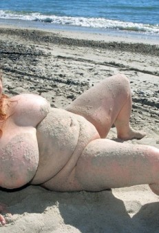 Naked Fat Women on the Beach (73 photos)