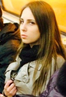 Chick Shows Her Tits on the Subway (69 photos)