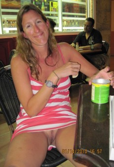 WiFe Without Panties in Front of Her Friends (80 photos)