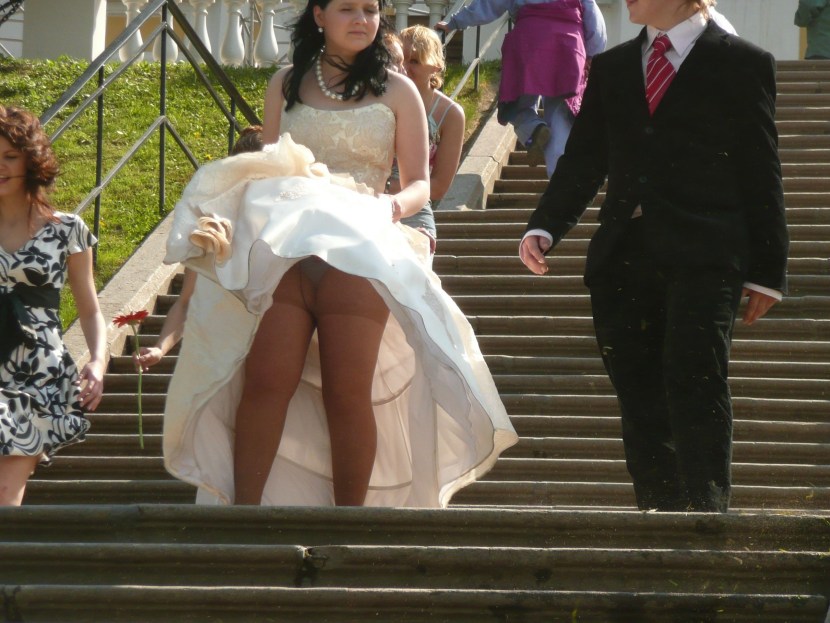 Eva Longoria dress lifted up