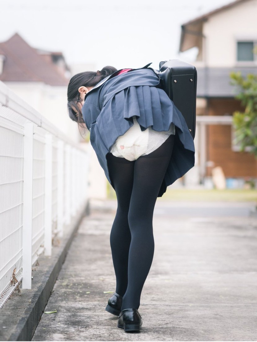 The girl lifts p