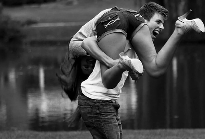 Bends a girl on the shoulder