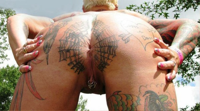 Pornstar with tattoo on the anus