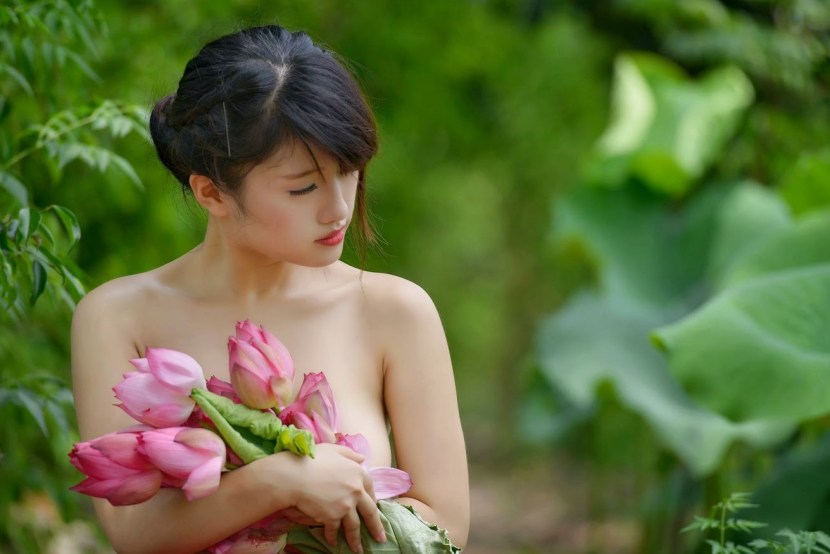 Vietnamese girl with lotus