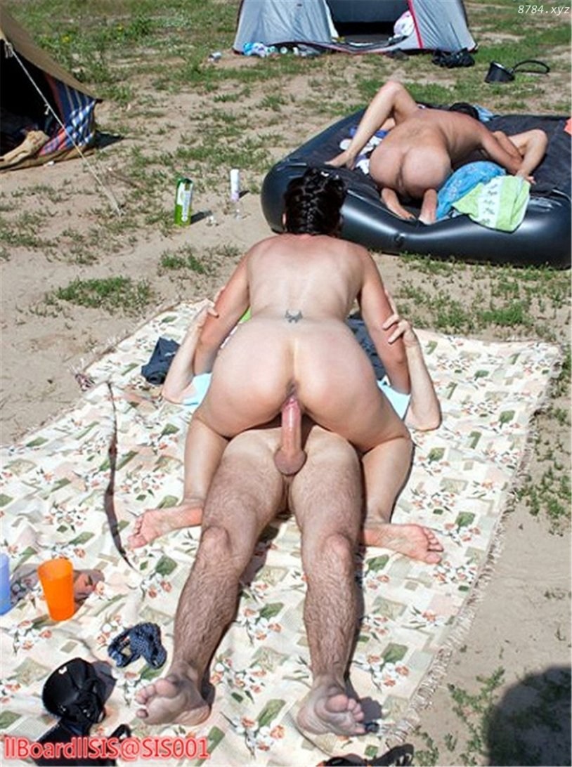 Naked mature on the beach spied