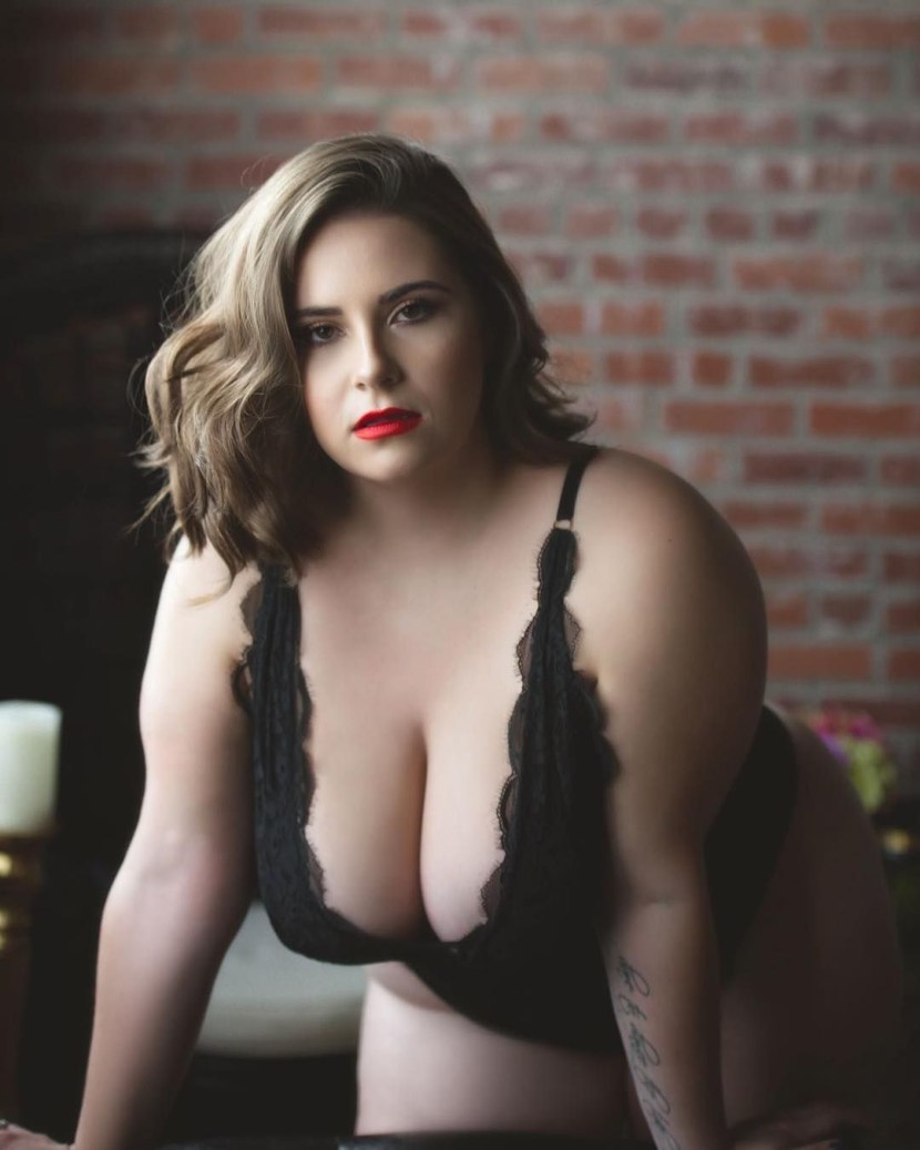 Plus Saiz Nicole Simon in stockings
