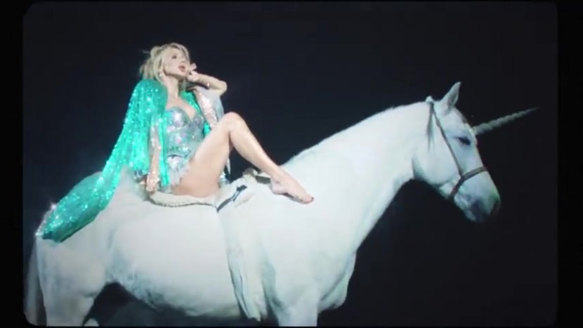 Svetlana Loboda on a horse