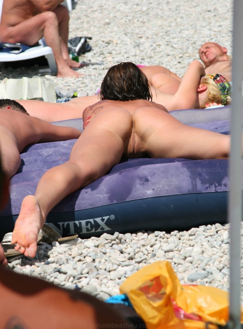 Naked women on the beach spied