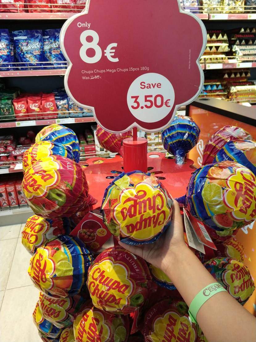 Mega chupa chups what's inside