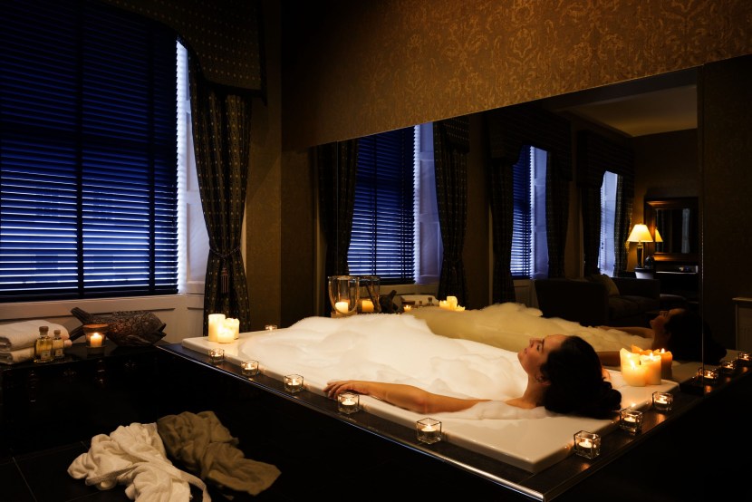 Jacuzzi in the bedroom