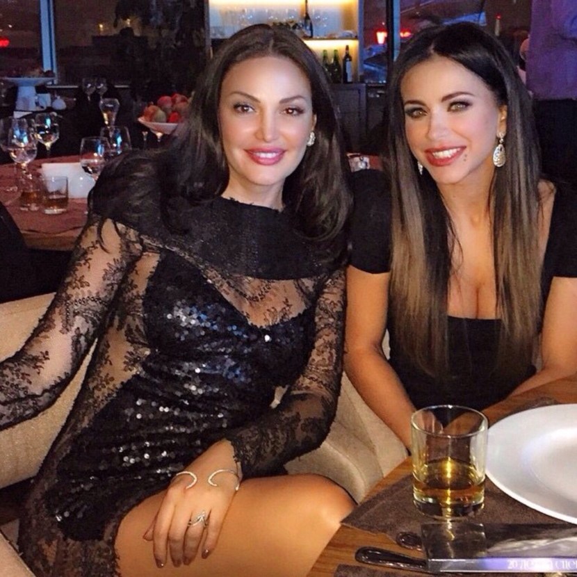 Ani Lorak with red lipstick