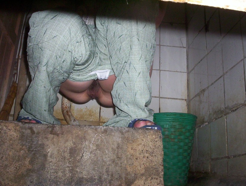 The girl poked to the toilet