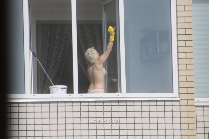 The girl sucked on the balcony