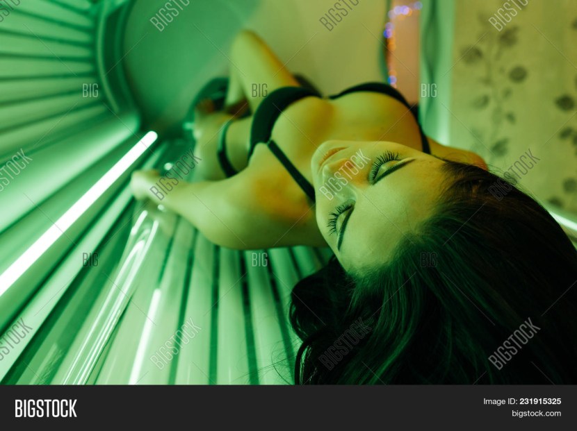 The girl lies the solarium