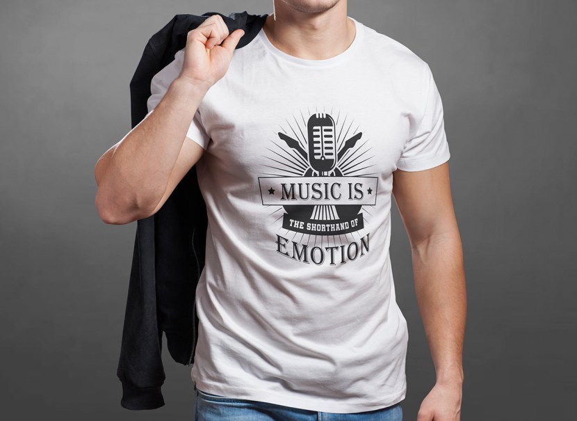 Girl in a white T -shirt PSD Mokap