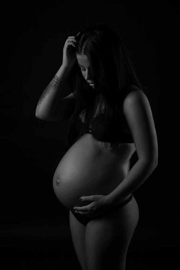 Photoshoot of a pregnant nude