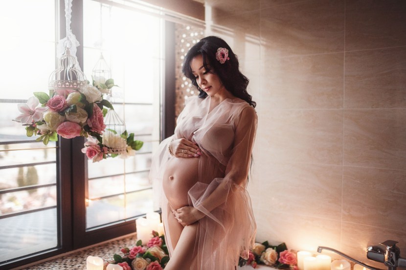Pregnant photo shoot in the bathroom