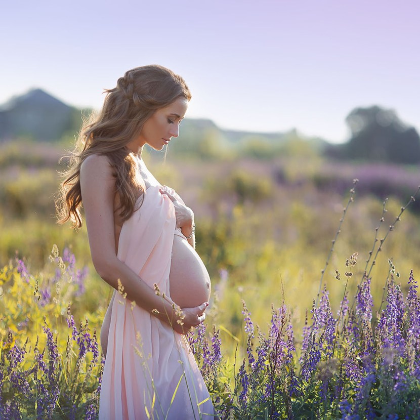 Photo Shot of pregnant women in nature