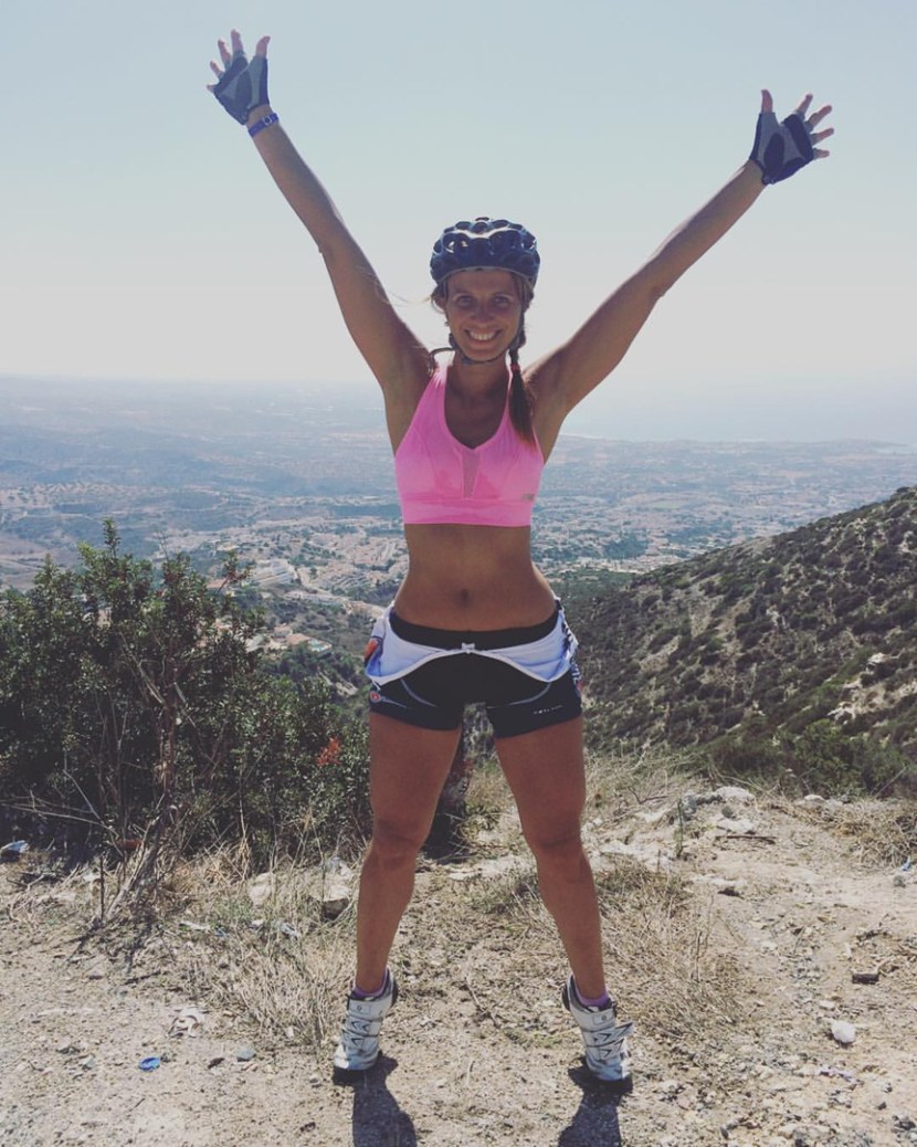 Divorce of girls in social networks