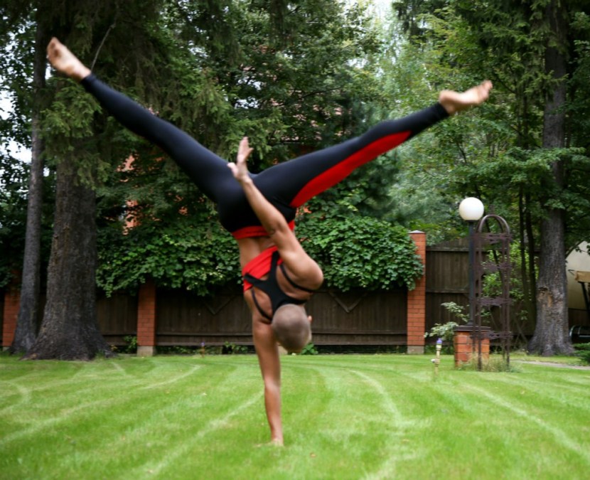 Marina Visconti lick legs