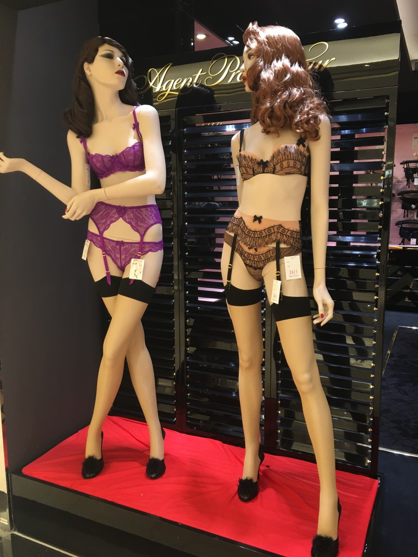 Doll Mij Pregnant gives birth