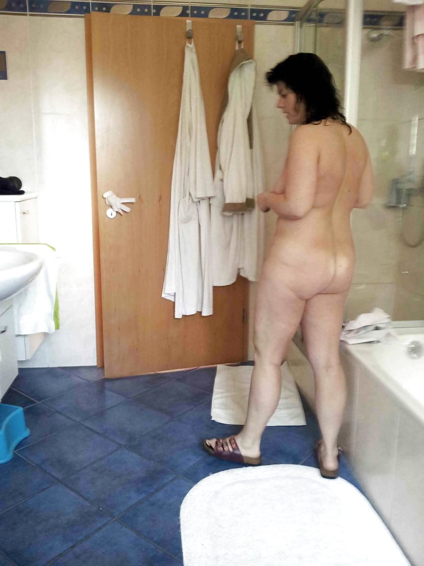 Milf Nina Hartley in a bath