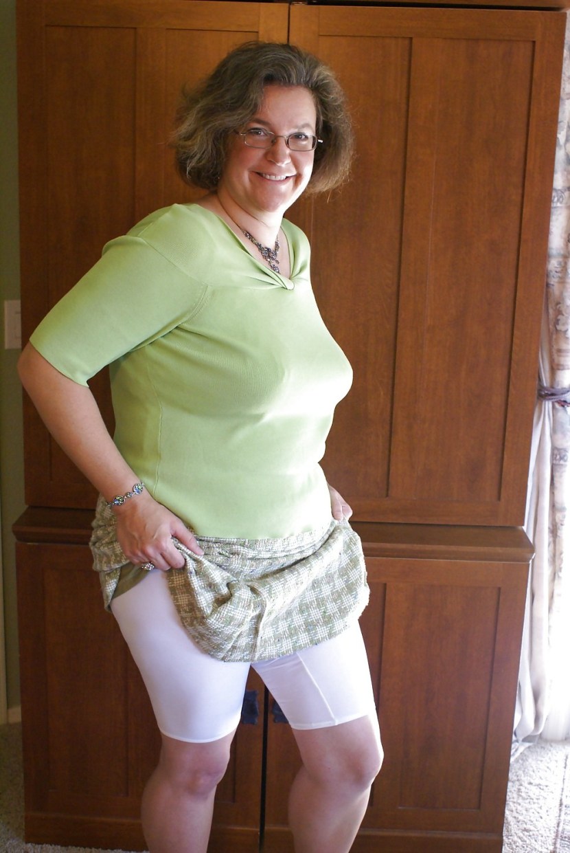 Women in thick pantalons