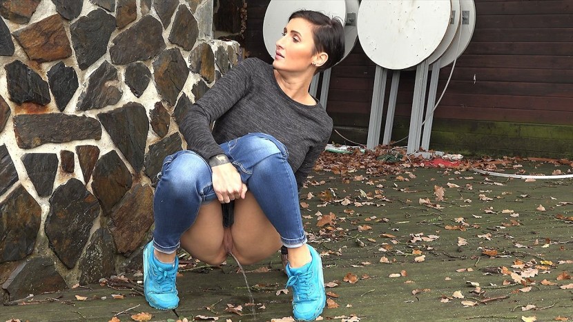 Pornstar Zuzana zleznovova pissing