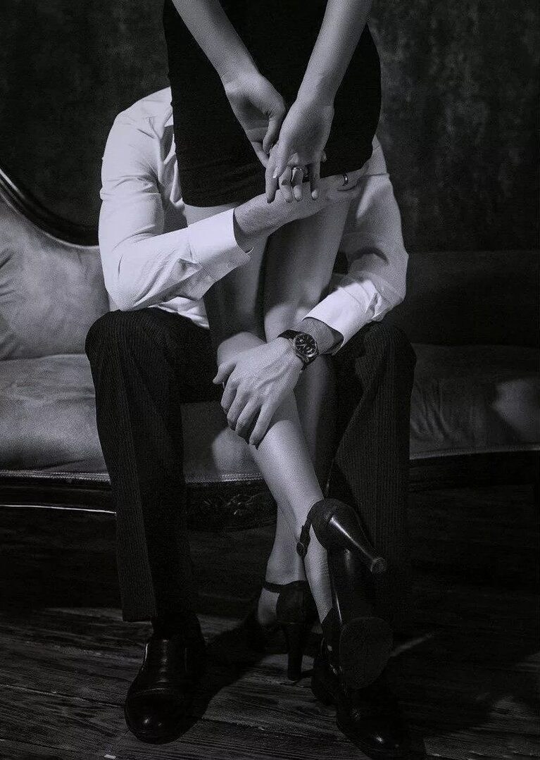 Naked female fingers