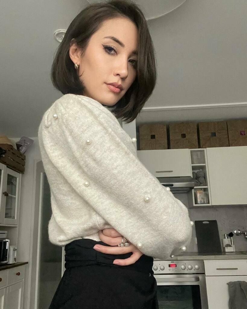 Pale Asian in a pink T -shirt Anal