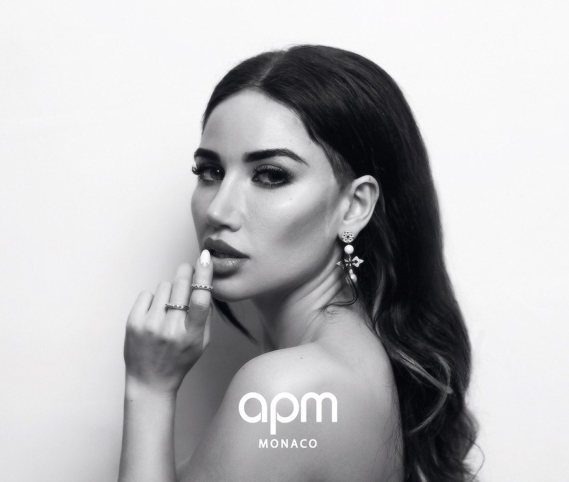 Nicole Simone model saz